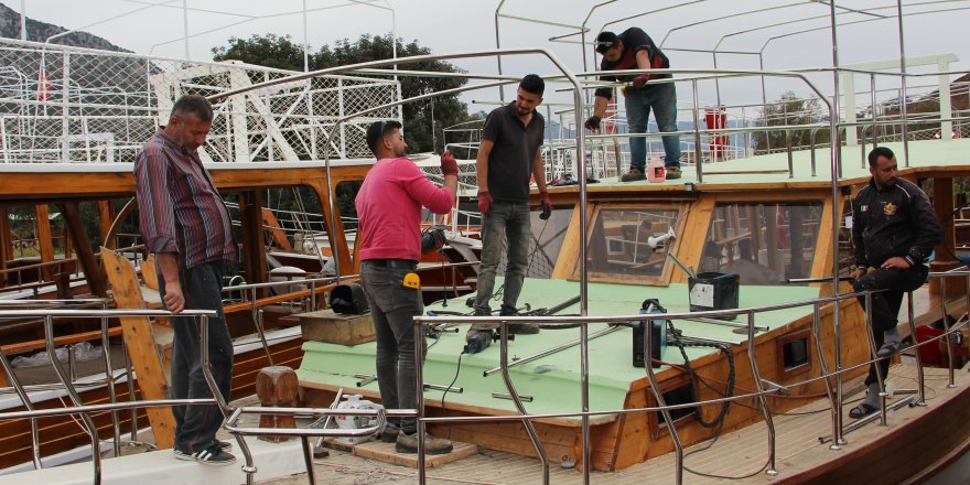 Tur tekneleri Adrasan'ın mavi sularıyla buluşmaya hazırlanıyor