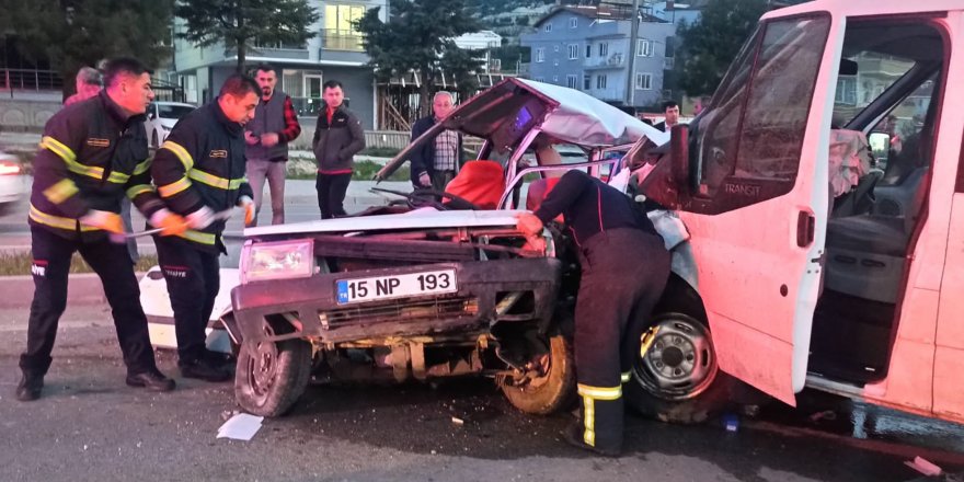 Burdur'da otomobille minibüs çarpıştı: 1 ölü, 2 yaralı