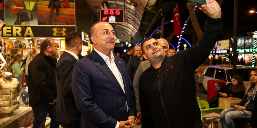 Bakan Çavuşoğlu'ndan esnaf ziyareti