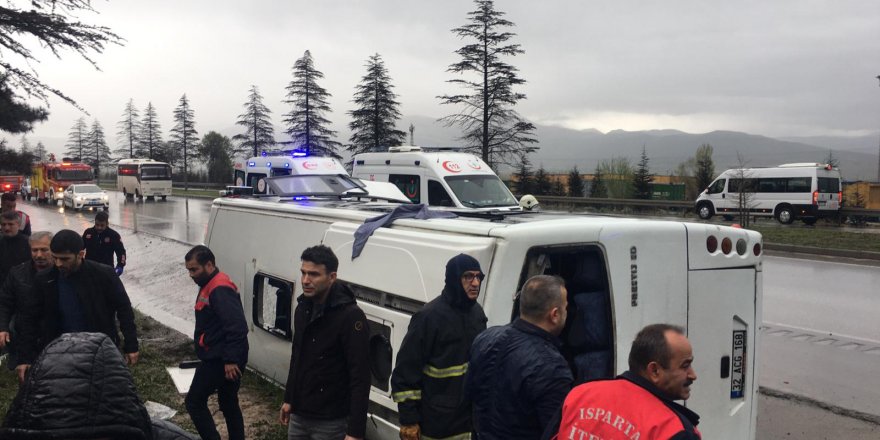 Isparta'da servis midibüsü devrildi; 17 yaralı