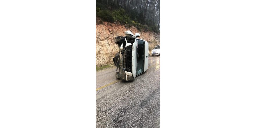 Muğla'da servis minibüsü devrildi: 8'i öğretmen 10 yaralı