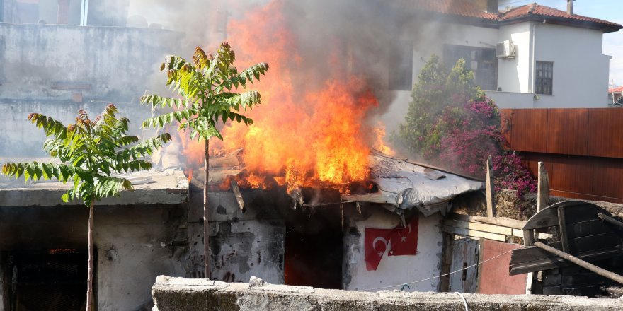 Antalya'nın ilk Türk mahallesinde ev yangını