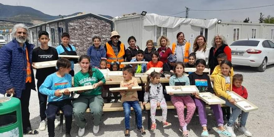 'Tombul ile Hımbıl', depremzede çocukları güldürdü