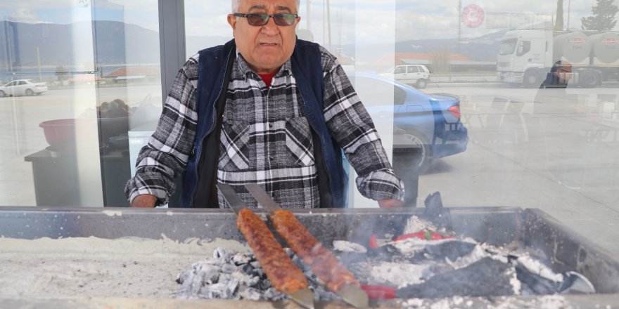 Depremde evi ve iş yeri yıkılan ciğer ustası, Burdur'da yeni hayata başladı