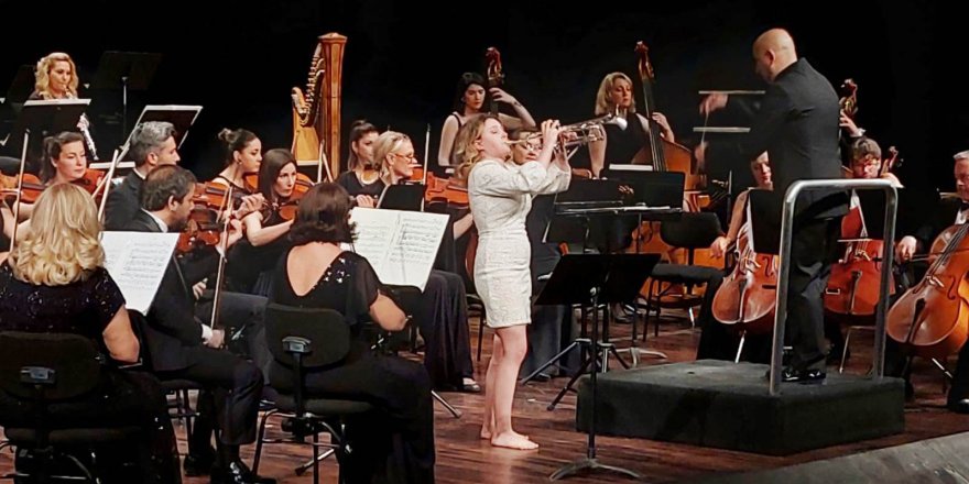 Fransız trompetçi'den çıplak ayaklı konser