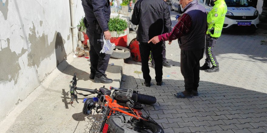 Elektrikli bisikletten düşüp yaralandı