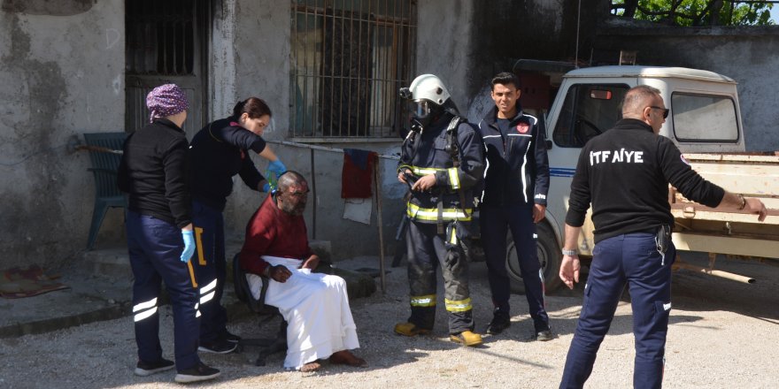 Yangında alevlerin arasında kalan engelliyi komşuları kurtardı