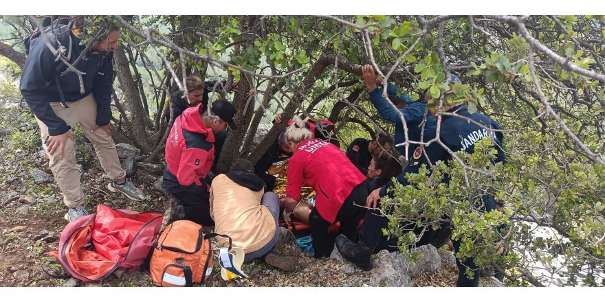 Ölüdeniz'de fırtına ve yağmur paraşütçüleri zorladı; 1'i ağaçta asılı kaldı (2)