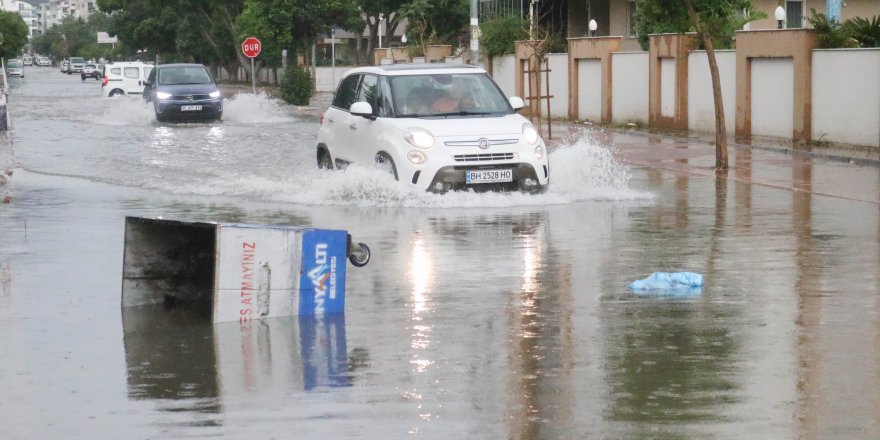 Antalya'da sağanak; rögar kapağı üstündeki asfalt kalktı