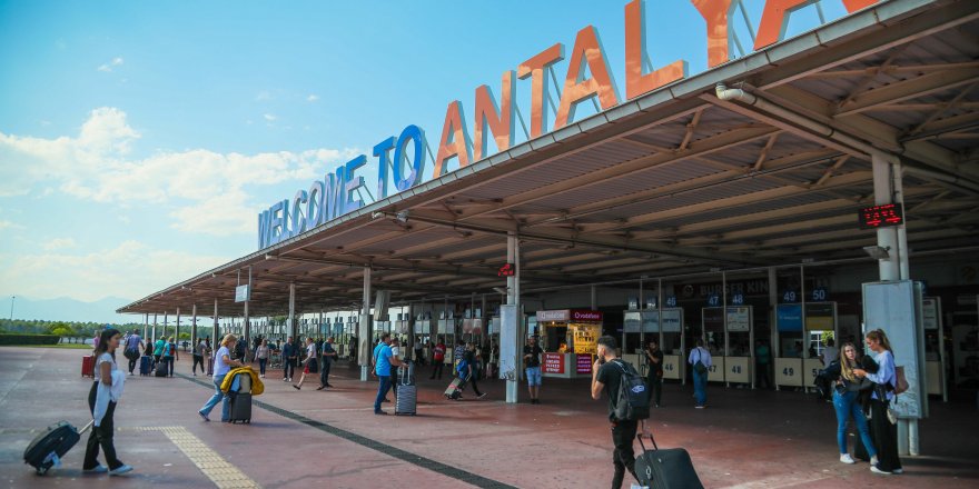 Antalya'ya hava yolu ile gelen turist sayısı 2 milyonu geçti