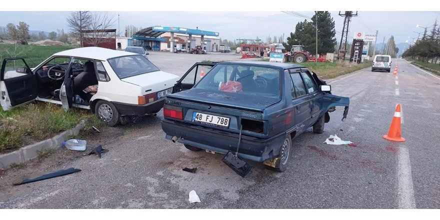 Otomobillerin çarpıştığı kaza kamerada