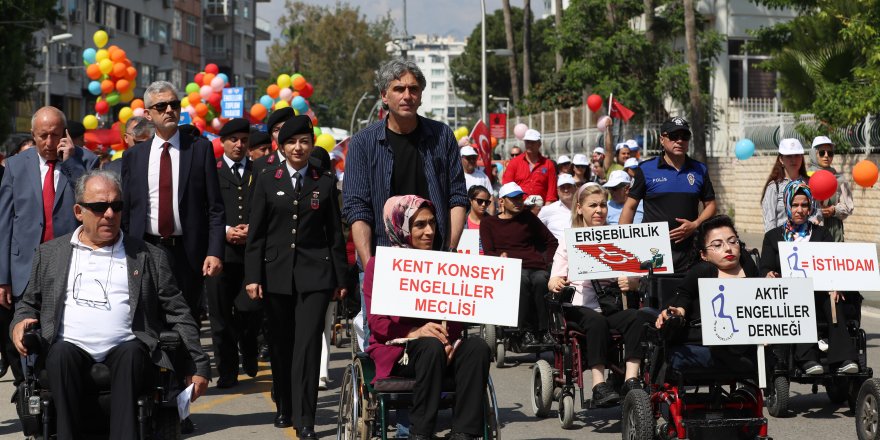 Antalya caddelerinde ENFEST coşkusu