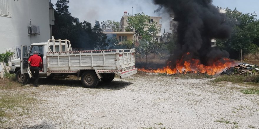 Ot çalılık yangınında kamyoneti kurtarma çabası