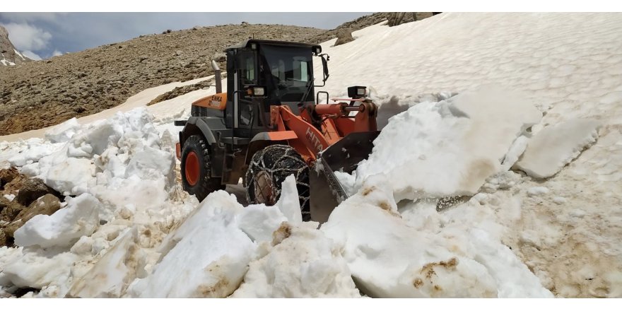 Gündoğmuş ve Akseki'de karla kaplı yollar açılıyor