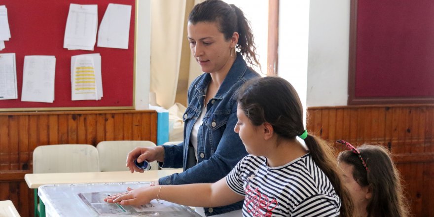 Geceleri 10 bin kişinin olduğu mahallede, 75 seçmen bulunuyor