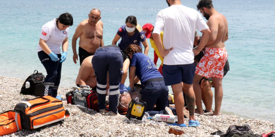 Denizde hareketsiz görrüğü kişiyi boğulmaktan kurtardı