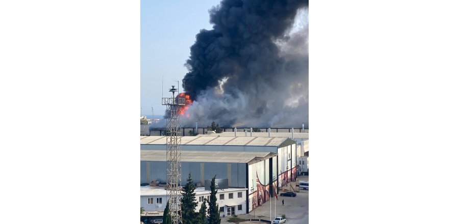 Antalya'da tekne üretim fabrikasında yangın (1)