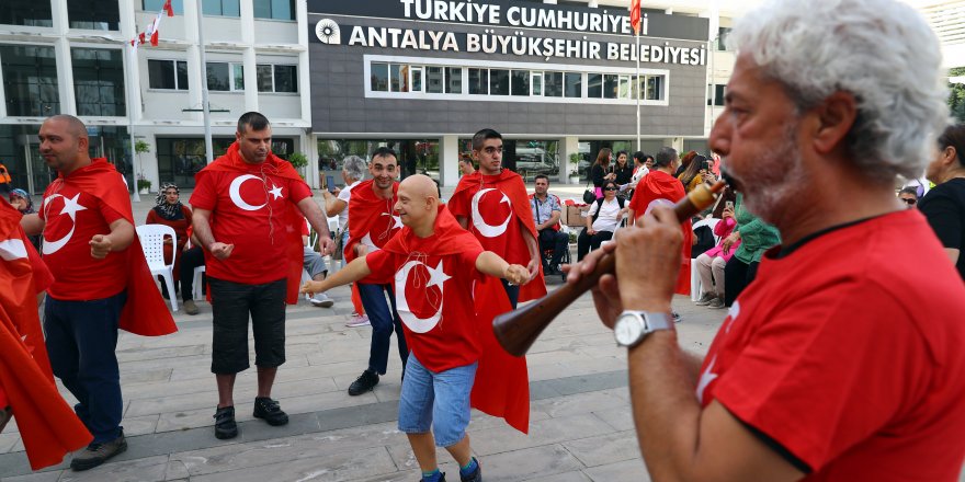 Büyükşehir'den özel gençlere davullu zurnalı asker uğurlaması