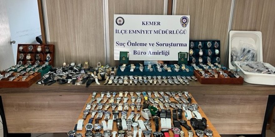 Kemer'de 345 adet gümrük kaçağı saat ele geçirildi