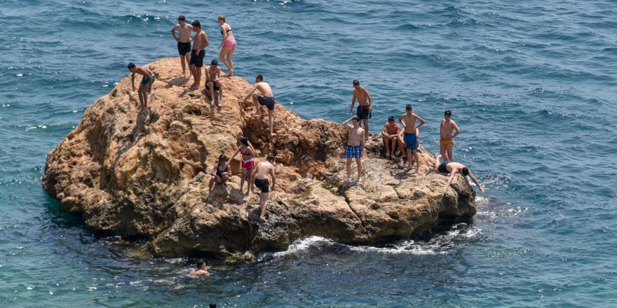 Antalya'da sahillerde bayram yoğunluğu