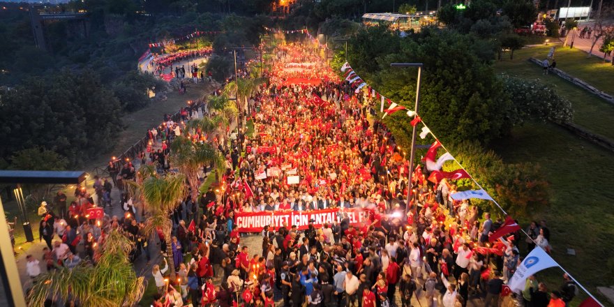 Antalya'da '19 Mayıs' coşkusu; binlerce kişiyle 'fener alayı' düzenlendi