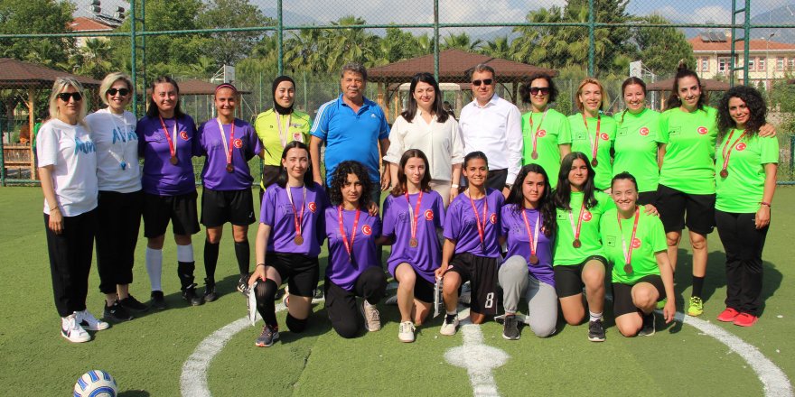 Kumluca'da kadınlar futbolla eğlendi