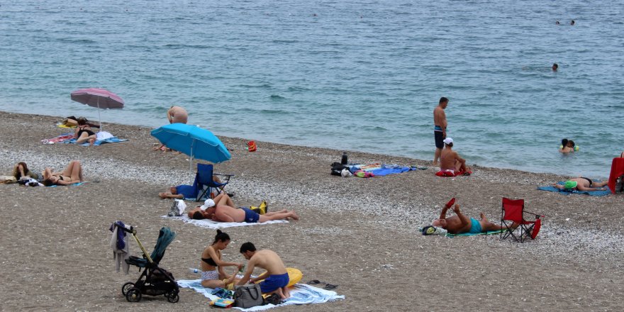 Konyaaltı Sahili'nde pazar yoğunluğu