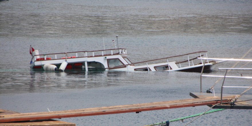 Bodrum'da su alan tekne battı