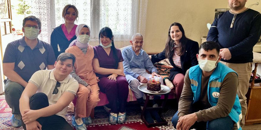 105'inci yaşını sağlıkçılarla kutladı