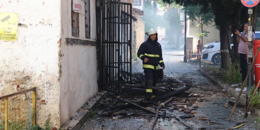 Kaleiçi'nde tarihi ev küle döndü - Yeniden