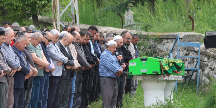 Bisikletten düşüp ölen öğrencinin namazını dedesi kıldırdı