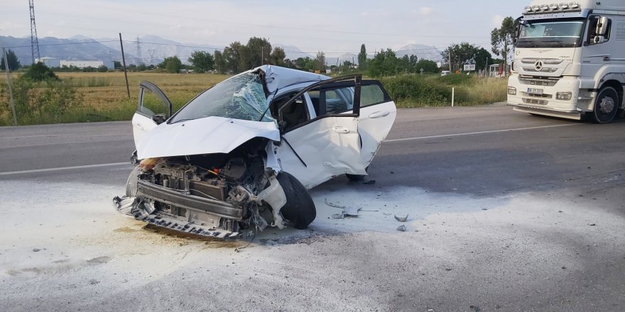 TIR ile otomobilin çarpıştığı kaza kamerada