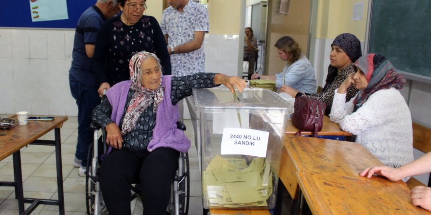 Antalya'da oy kullanma yoğun katılımla başladı (2)