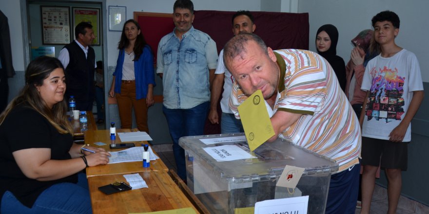 Kolları olmayan engelli, oy zarfını ağzıyla sandığa attı