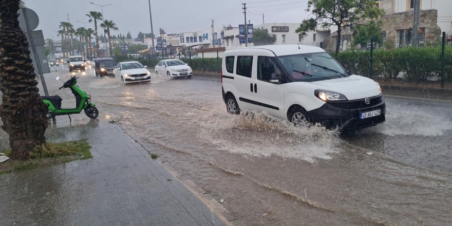 Bodrum'da kuvvetli sağanak; yollar göle döndü