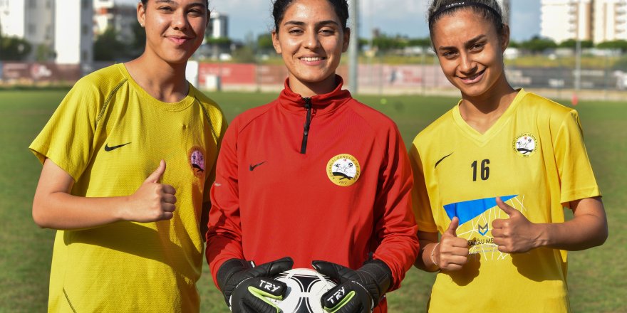 Depremzede kadın futbolcular hayallerine top koşturuyor