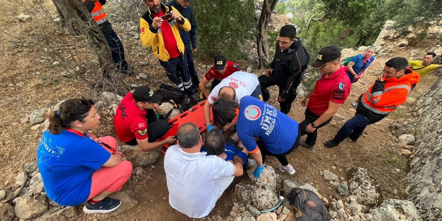 Doğa yürüyüşünde ayak bileği kırılan ABD'li turisti, 2 saat sedyeyle taşıdılar