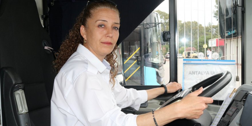 Kadın otobüs şoförüne bıçak çekilen tartışmanın görüntüleri ortaya çıktı