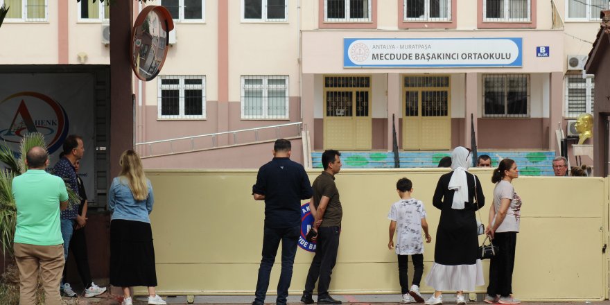 Çocuklar sınavda, aileleri dışarıda heyecan yaşadı