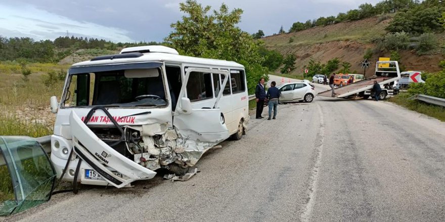 İşçi minibüsü ile otomobil çarpıştı; 13 yaralı