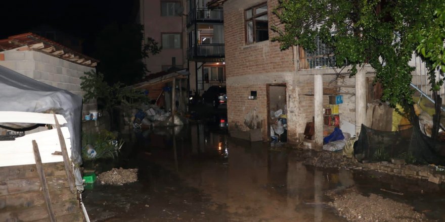 Gölhisar'da sağanak nedeniyle ev ve iş yerlerini su bastı