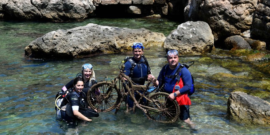 Deniz dibinden bisiklet ve balık kafesi çıktı