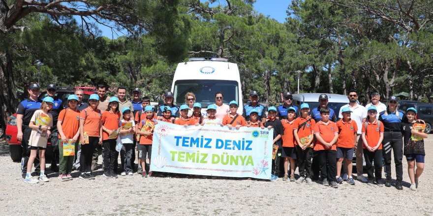 Öğrencilerle piknik alanını temizlediler