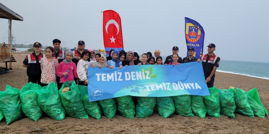 Çocuklardan sahilde çevre temizliği