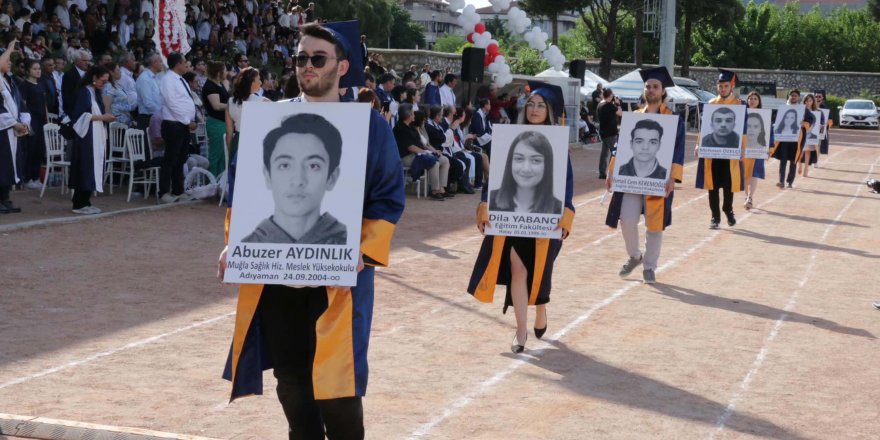 Mezuniyet töreninde depremde ölen arkadaşlarını unutmadılar