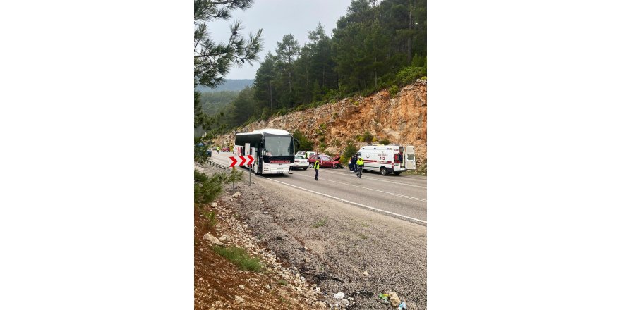 Yolcu otobüsüyle çarpışan otomobildeki baba- kız öldü