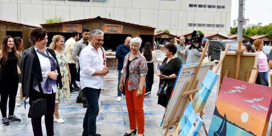 Kursiyerlerin el emeği sergisi Atatürk Kent Meydanı'nda açıldı