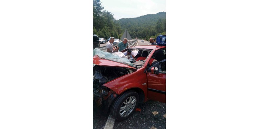 Otomobil yol kenarında park halindeki beton mikserine çarptı; 1 ölü, 1 yaralı