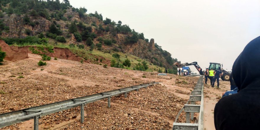 Akyonkarahisar'da heyelan nedeniyle 2 araç toprak yığını altında kaldı: 1 ölü, 1 yaralıalı