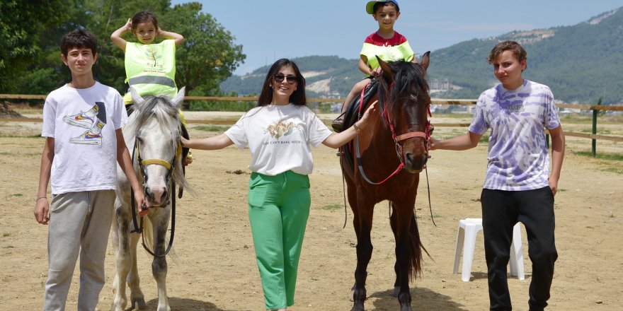 Alanya Belediye Kreşi çocukları at bindi